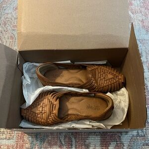 6.5 Eurosoft Ranie Huarache Flats Women's Tan Woven Shoes brand new never worn!